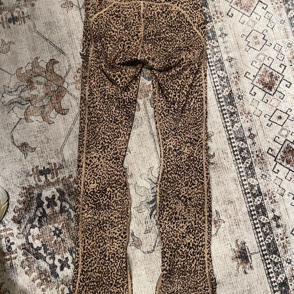 Leopard Print High-Waisted Powerhold Leggings - Picture 7 of 7